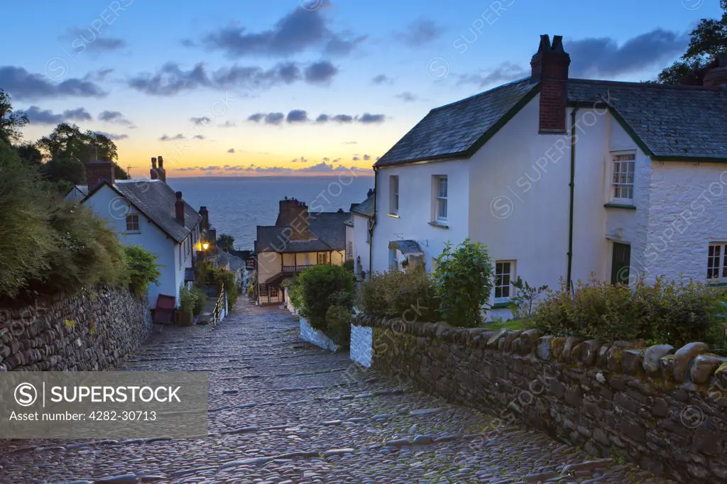 England, Devon, Clovelly. Steep narrow cobbled street leading down to the world famous fishing village of Clovelly.