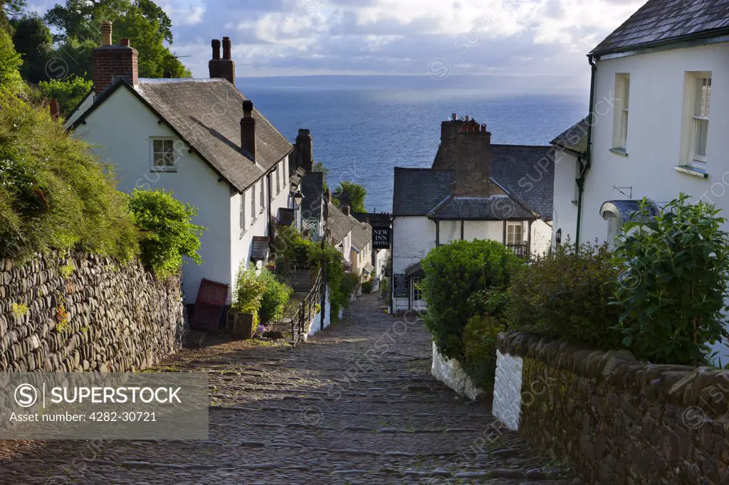 England, Devon, Clovelly. Steep narrow cobbled street leading down to the world famous fishing village of Clovelly.