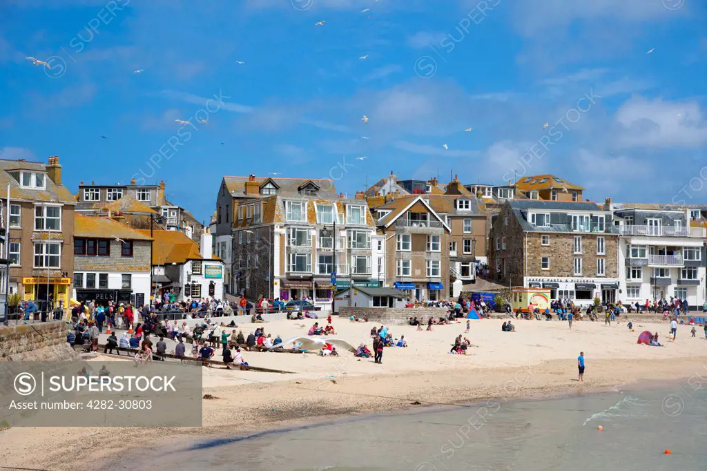 England, Cornwall, St Ives. A view of the harbour beach at St Ives.