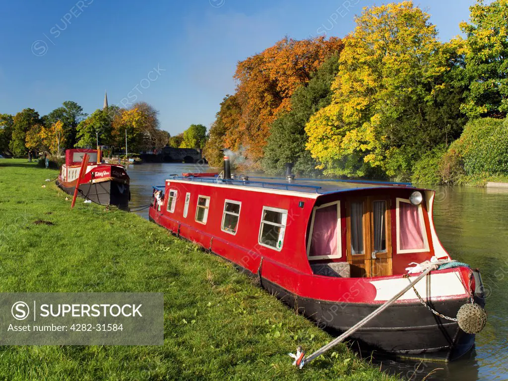 England, Oxfordshire, Abingdon. Pleasure boats by Abingdon bridge in autumn.