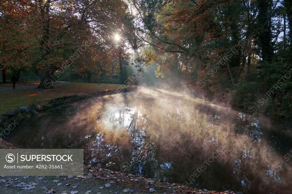 England, Oxfordshire, Oxford. Autumn morning by the river Cherwell at Oxford.