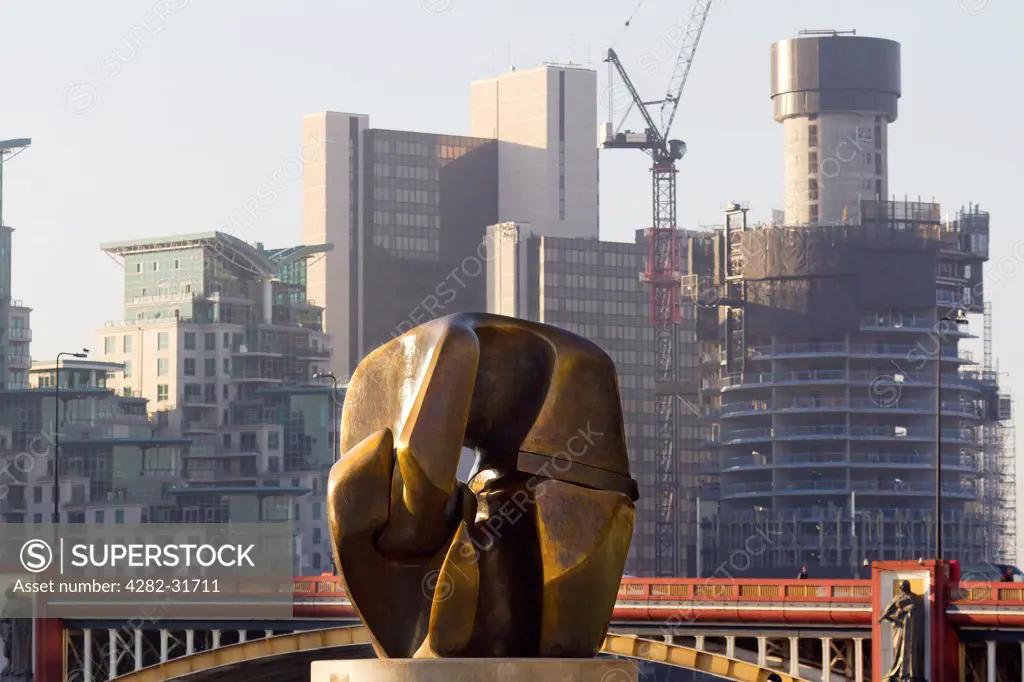 England, London, Vauxhall Bridge Road. Henry Moore sculpture overlooking Vauxhall Bridge Road in London.