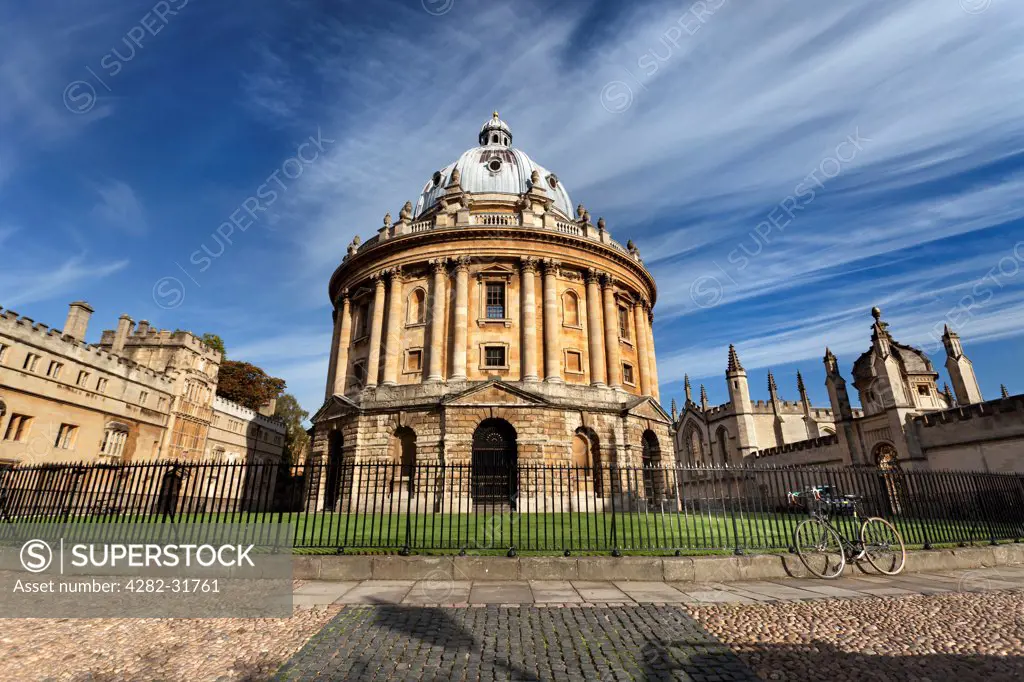 England, Oxfordshire, Radcliffe Camera. A view toward Radcliffe Camera with Brasenose and All Souls Colleges in Oxford on an early autumn morning.