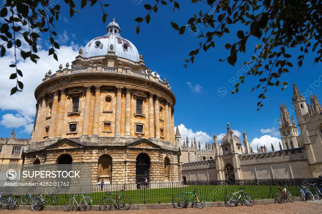 England, Oxfordshire, Radcliffe Camera. Radcliffe Square in Oxford on a summer afternoon.