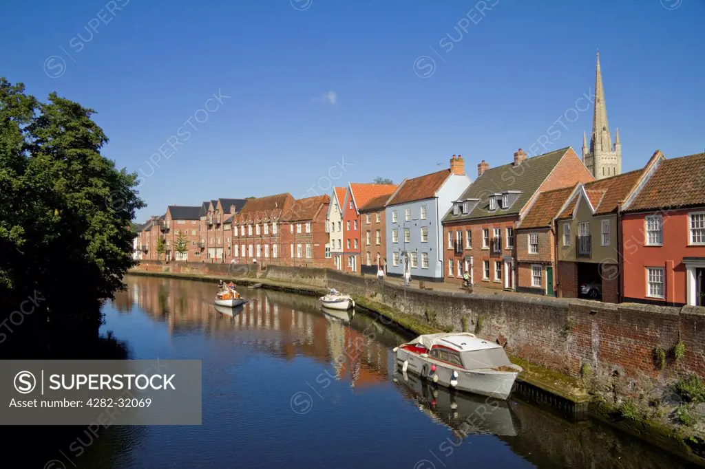 England, Norfolk, Norwich. The Wensum River and the city of Norwich.