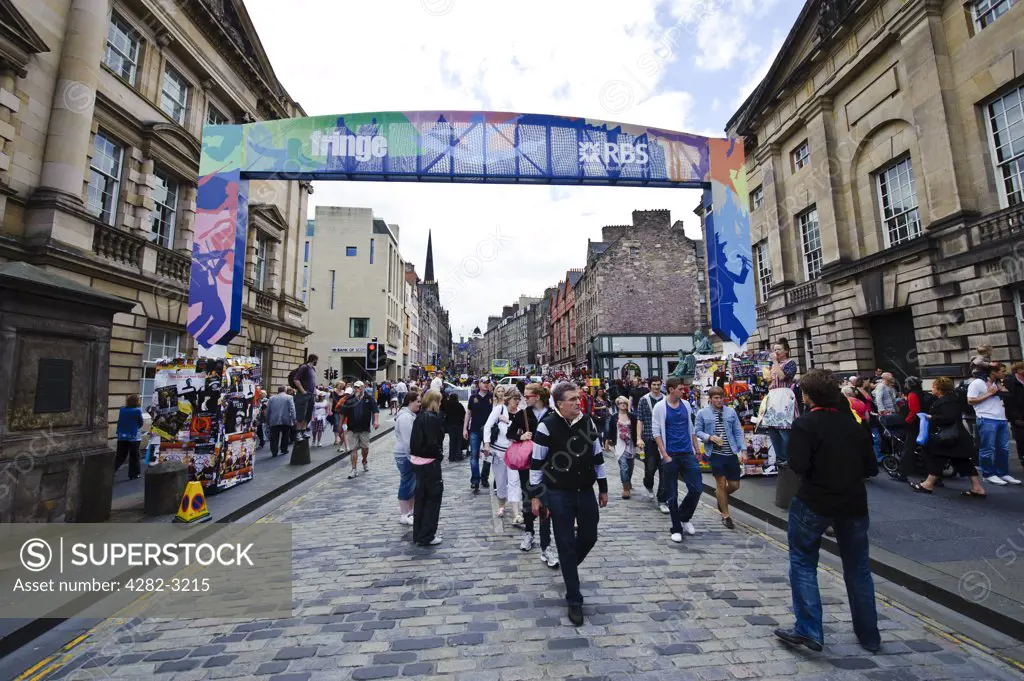Scotland, City of Edinburgh, Edinburgh. People walking along the high street during the Fringe at the Edinburgh Festival.