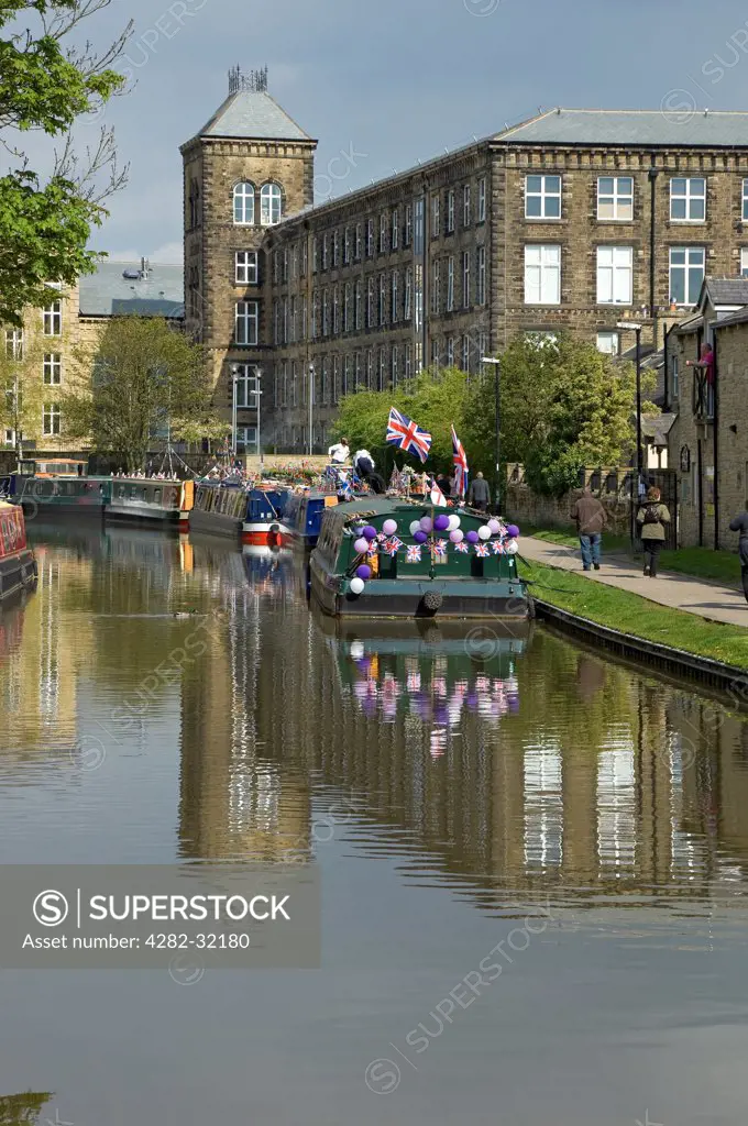 England, North Yorkshire, Skipton. Narrow boats on the Leeds and Liverpool canal.