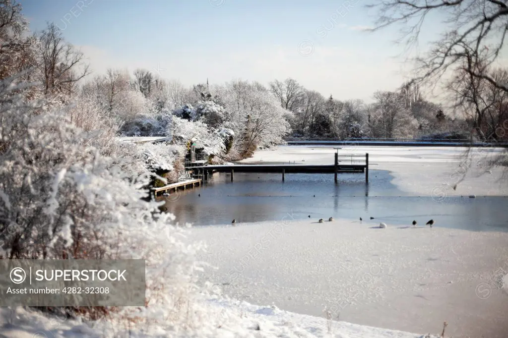 England, London, Hampstead Heath. Ice and snow cover the men's bathing pond in winter.
