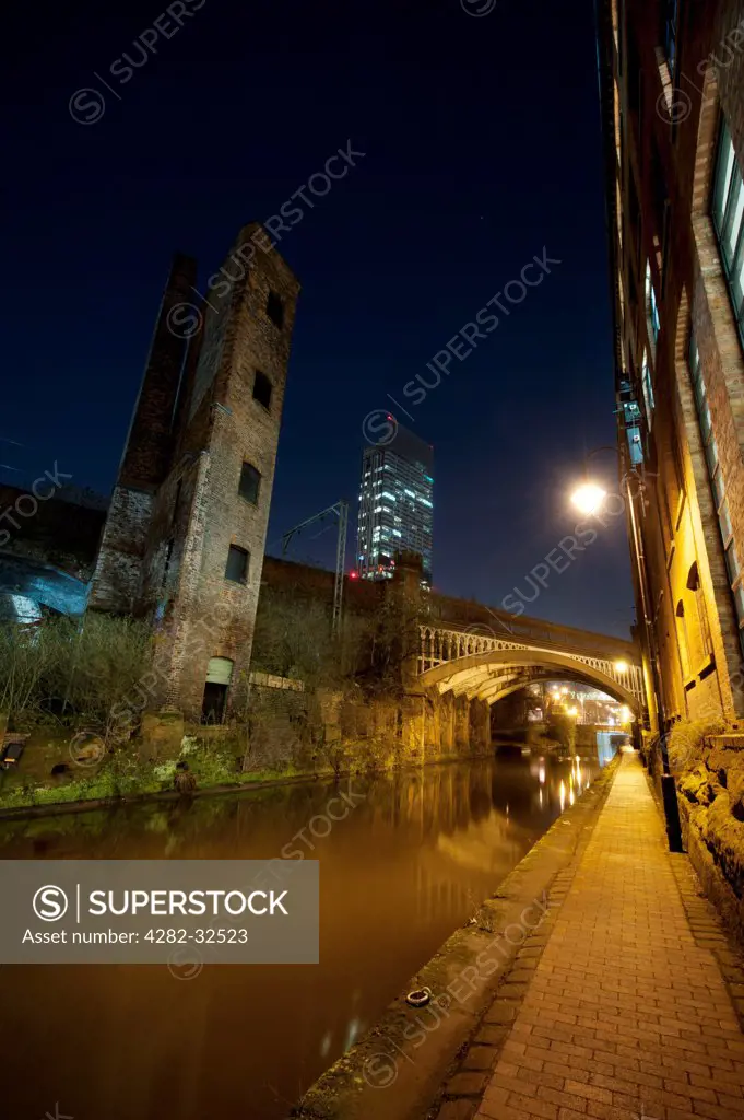 England, Greater Manchester, Manchester. A view of the canal in the Castlefield area of Manchester.