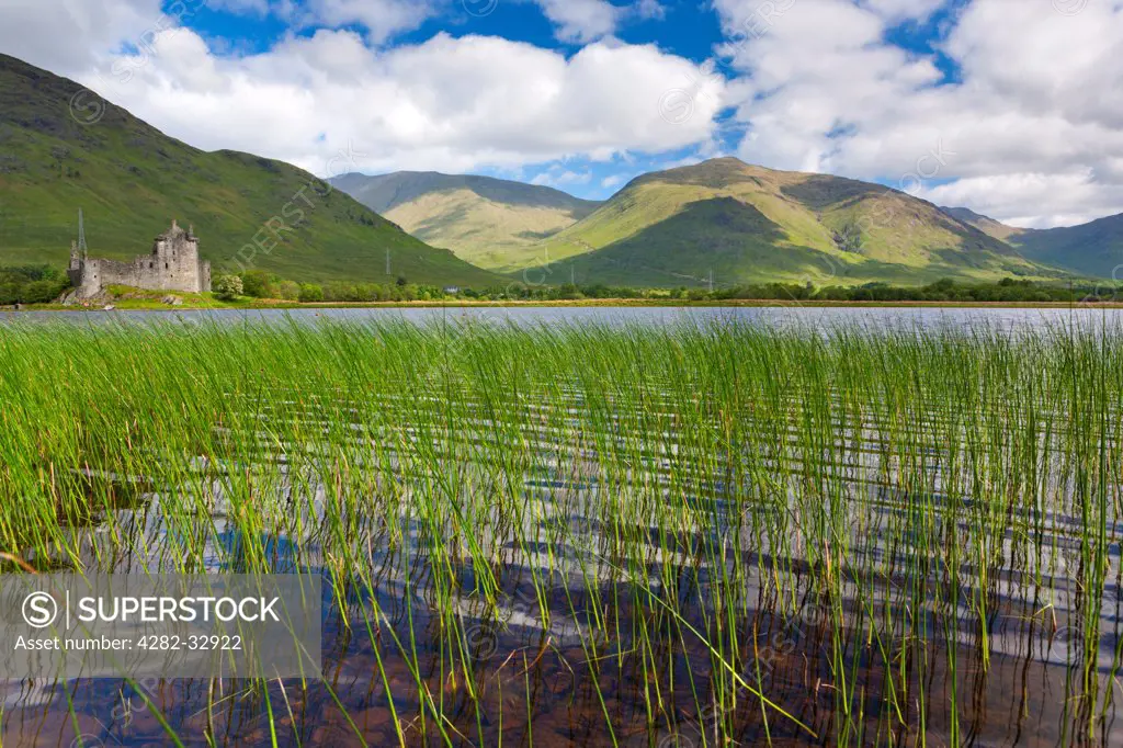 Scotland, Argyll and Bute, Dalmally. Loch Awe and the ruins of the 15th century Kilchurn Castle.