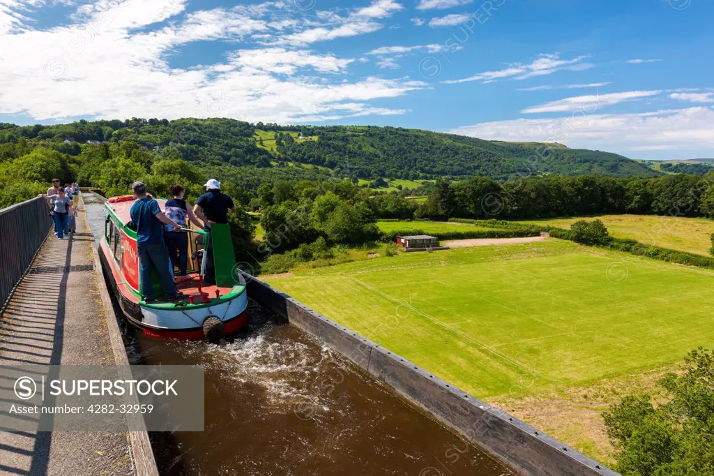 Wales, Clwyd, Froncysyllte. A barge travelling along the Pontcysyllte aquaduct which is a navigable aqueduct that carries the Llangollen Canal over the valley of the River Dee in Wrexham in north east Wales.