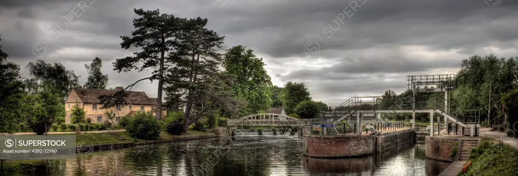 England, Cambridgeshire, Cambridge. Bait's Bite Lock on the River Cam.