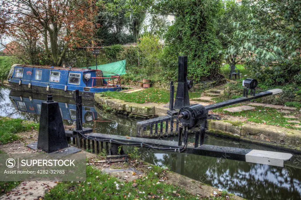 England, Cambridgeshire, River Nene. A traditional lock on the old River Nene.