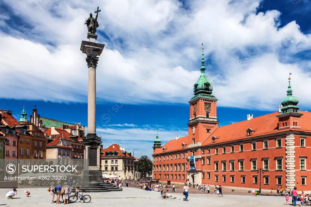 Poland, Mazovia Province, Warsaw. Plac Zamkowy or Castle Square in Warsaws Old Town at the height of the summer tourist season.