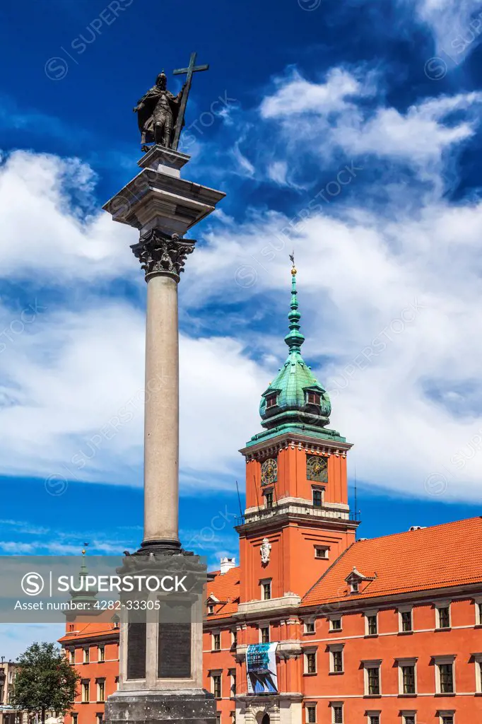 Poland, Mazovia Province, Warsaw. Sigismunds Column and the Royal Castle in Castle Square in Warsaw.