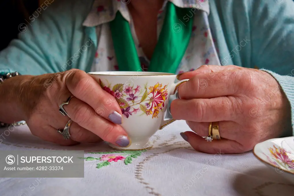 England, Nottinghamshire, Newark-on Trent. A woman's hands holding a cup of tea.