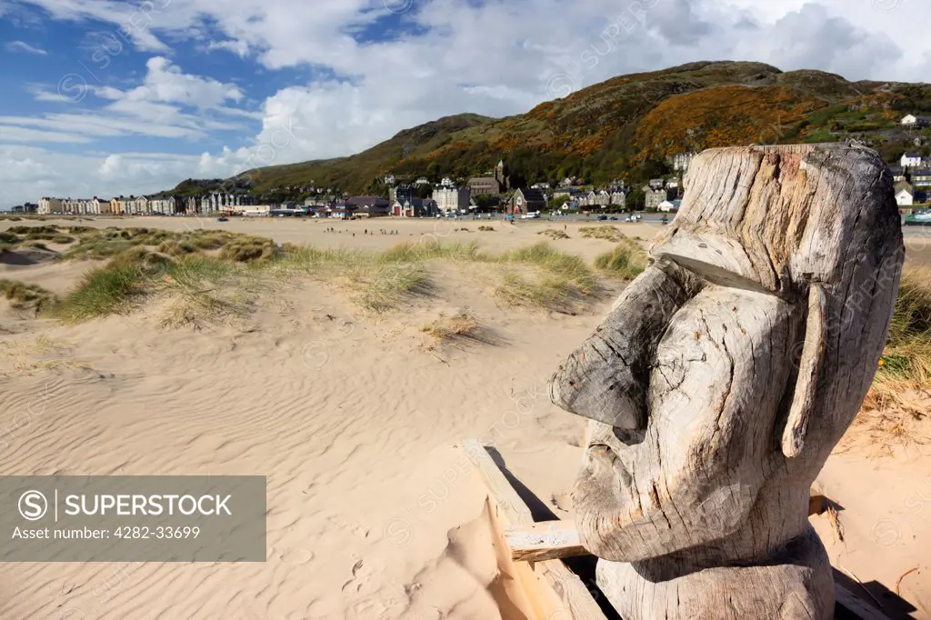 Wales, Gwynedd, Barmouth. A giant carved wooden head on Barmouth dunes.