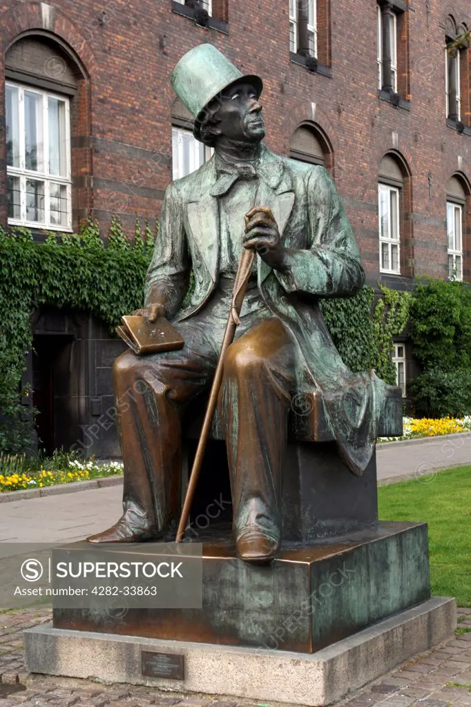 Denmark, Hovedstaden, Copenhagen. Statue of Hans Christian Andersen in Copenhagen.