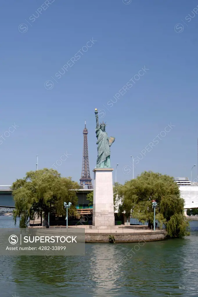 France, Ile de France, Paris. A replica of the Statue of Liberty on the Seine River in Paris.