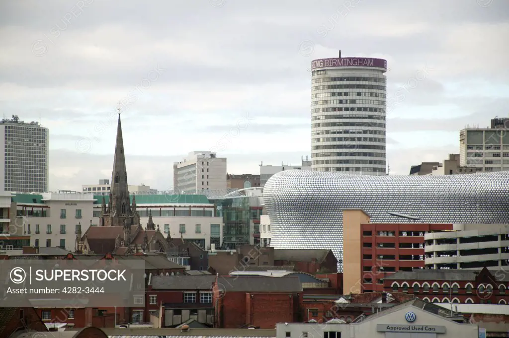 England, West Midlands, Birmingham. The Birmingham skyline featuring the Rotunda and Selfridges Building at the Bullring Shopping Centre.