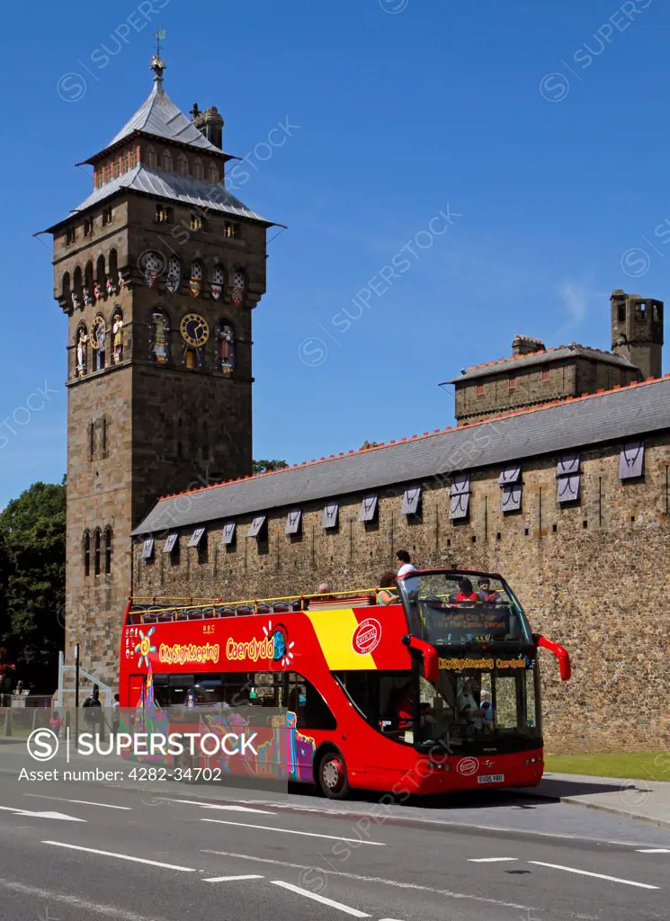 Wales, South Glamorgan, Cardiff. Tourist sightseeing bus outside Cardiff Castle.