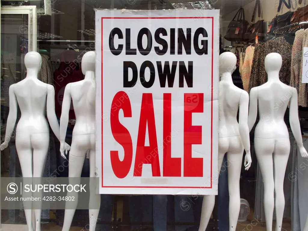 England, Oxfordshire, Oxford. A closing down sale sign in a shop window in Oxford High Street.