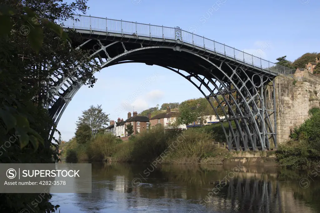 England, Shropshire, Ironbridge . The Ironbridge Bridge. The world's first cast iron bridge was built over the River Severn by the Darby family firm in 1779.