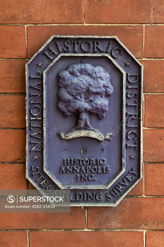 USA, Maryland, Annapolis. A historic house designation plaque in Annapolis.