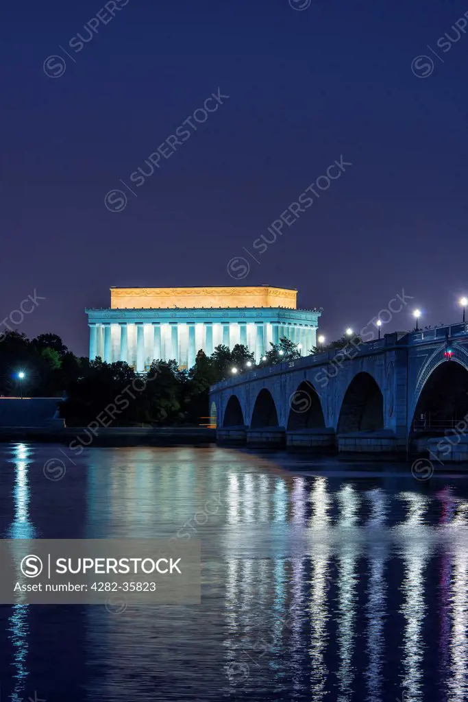 USA, District of Columbia, Washington DC. The Lincoln Memorial and the Arlington Memorial Bridge at night in Washington DC.