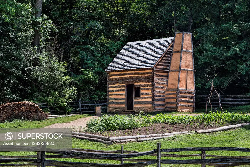 USA, Virginia, Mt Vernon. A slave cabin on the George Washington estate at Mt Vernon.