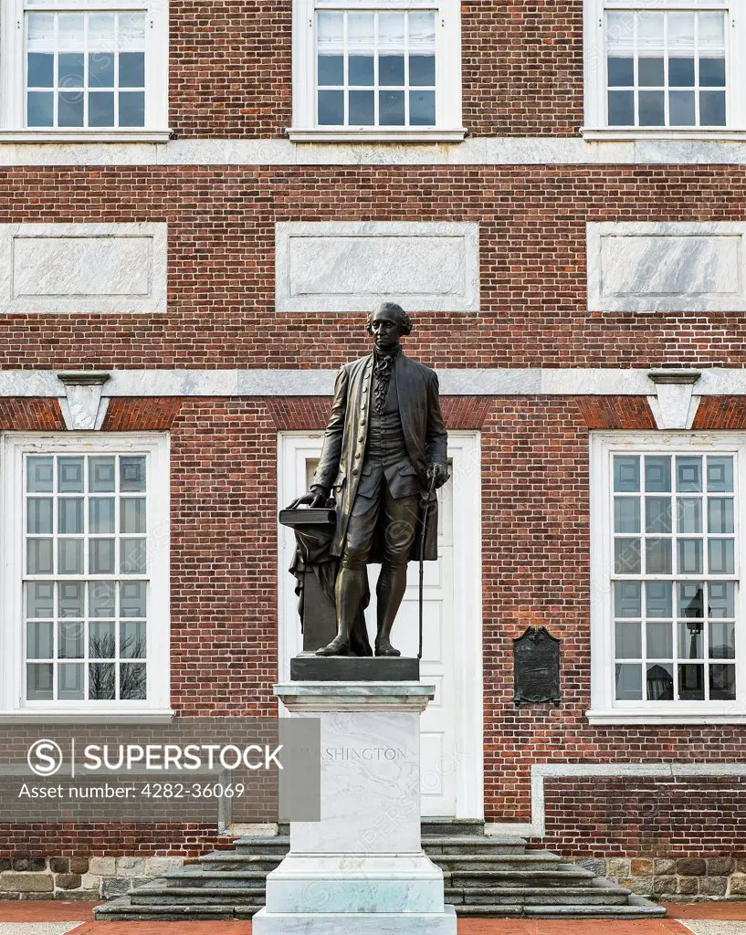 USA, Pennsylvania, Philadelphia. A statue of George Washington outside Independence Hall in Philadelphia.