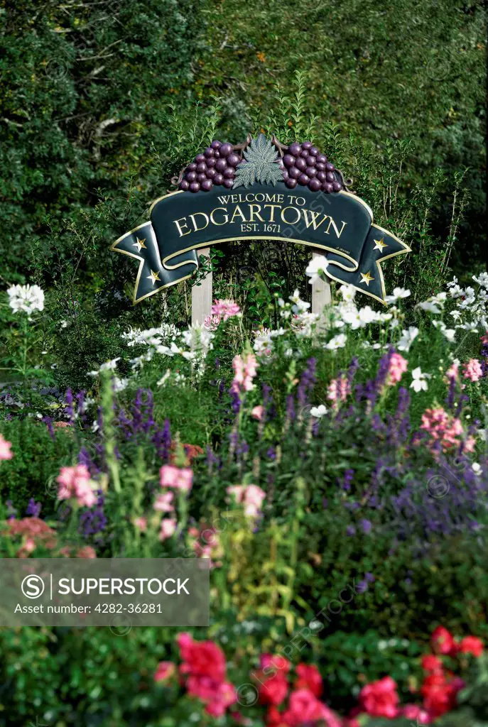 USA, Massachusetts, Marthas Vineyard. Welcome to Edgartown sign in Marthas Vineyard.