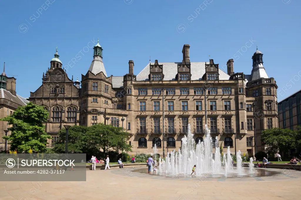 England, South Yorkshire, Sheffield. The Fountain in Peace Gardens in Sheffield.