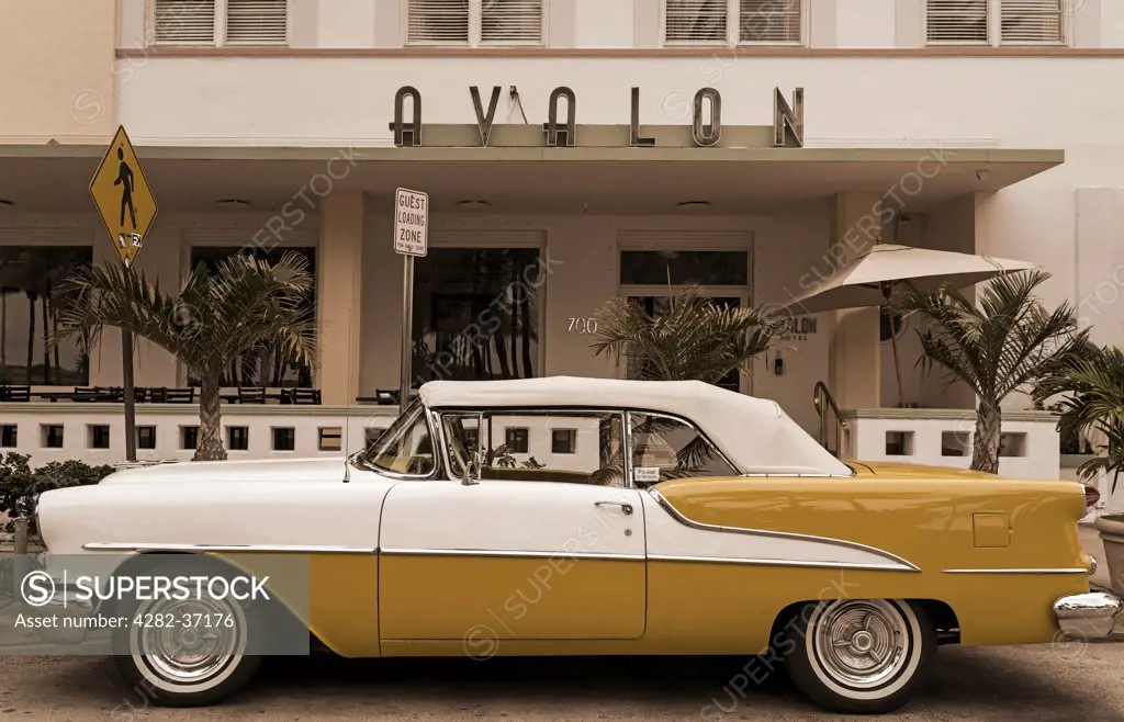USA, Florida, Miami. A classic car in front of the Avalon Hotel on Ocean Drive at South Beach in Miami.