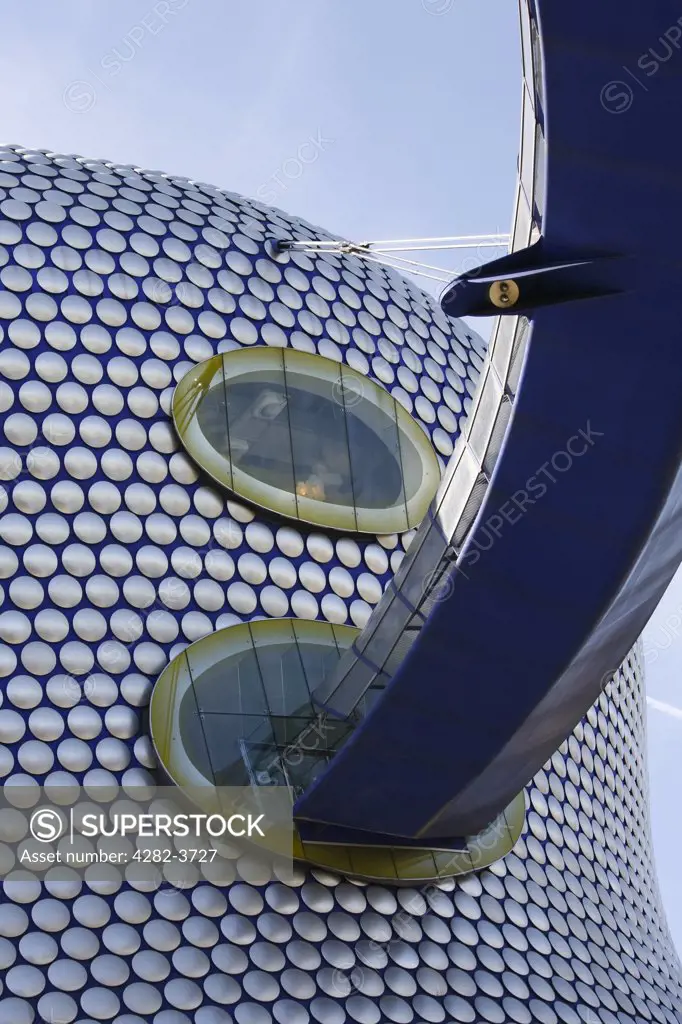 England, West Midlands, Birmingham. A pedestrian bridge leading to the Selfridges store in the Bullring Shopping Centre.