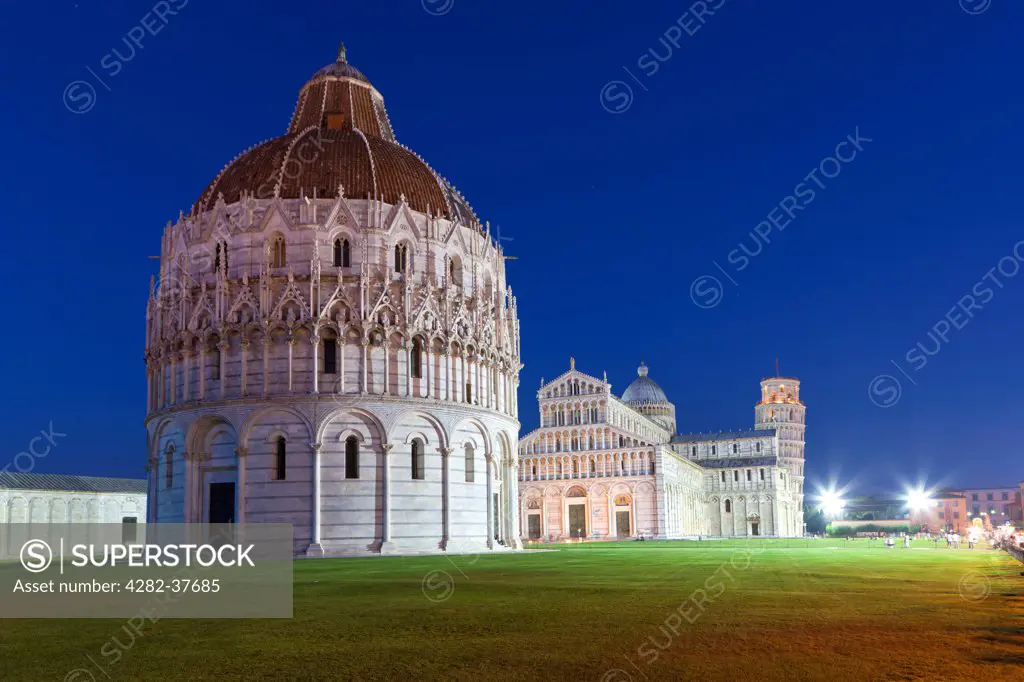 Italy, Toscana, Pisa. Baptistery with cathedral and Leaning Tower of Pisa at Piazza dei Miracoli.