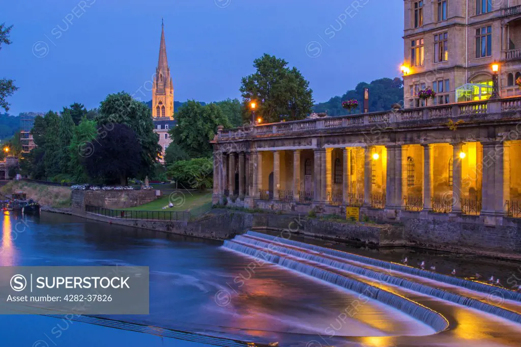 England, Somerset, Bath. A view of River Avon from Pulteney Bridge at dusk.