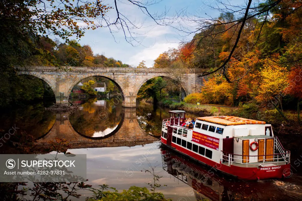 England, County Durham, Durham. The Prince Bishop river cruiser about to pass under Prebends Bridge on the River Wear in Durham.