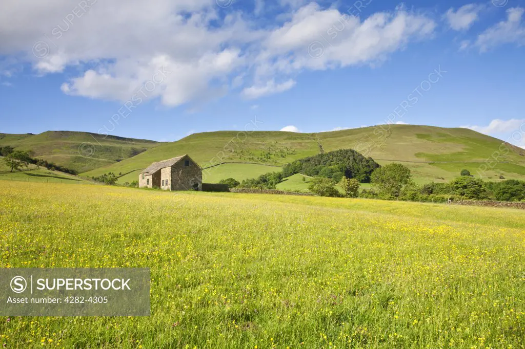 England, Derbyshire, Peak District National Park. Stone barn on the way up to Kinder Scout above Upper Booth in the Peak District National Park.