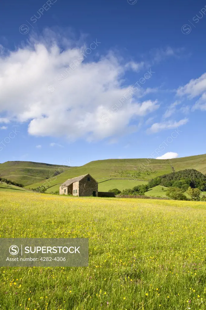 England, Derbyshire, Peak District National Park. Stone barn on the way up to Kinder Scout above Upper Booth in the Peak District National Park.