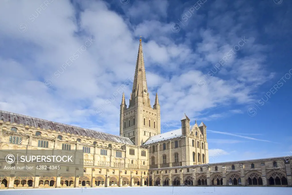 England, Norfolk, Norwich. Snow covering the Labyrinth in the Cloister Garth of Norwich Cathedral.