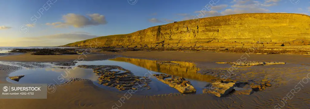 Wales, Glamorgan, Southerndown. Dunraven Bay in the winter sun.