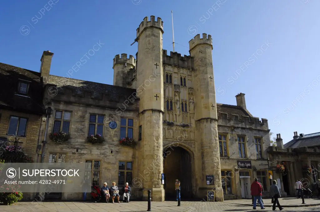 England, Somerset, Wells. The Bishop's Eye, a fifteenth century gateway into a walled precinct, the Liberty of St Andrew, in the Market Place in the city of Wells.