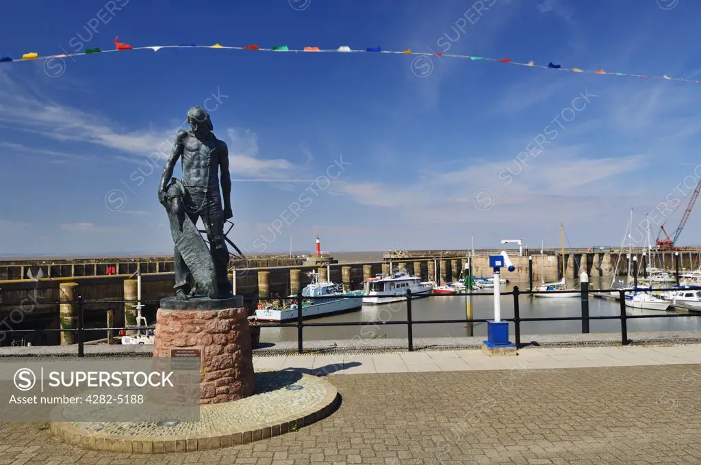 England, Somerset, Watchet. Statue of the Ancient Mariner by Alan B Herriot, erected as a tribute to Samuel Taylor Coleridge, at Watchet Harbour.