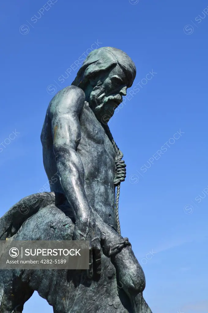 England, Somerset, Watchet. Statue of the Ancient Mariner by Alan B Herriot, erected as a tribute to Samuel Taylor Coleridge, at Watchet Harbour.
