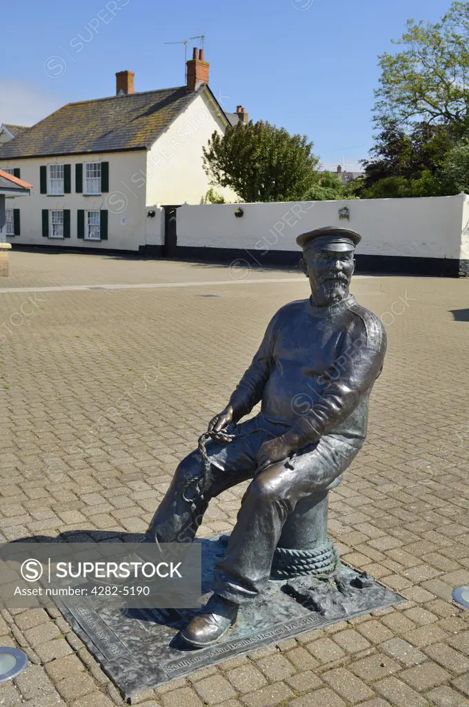 England, Somerset, Watchet. The statue of Yankee Jack (John Short), one of Watchet's most famous sailors, by Alan B Herriot on The Esplanade in Watchet.
