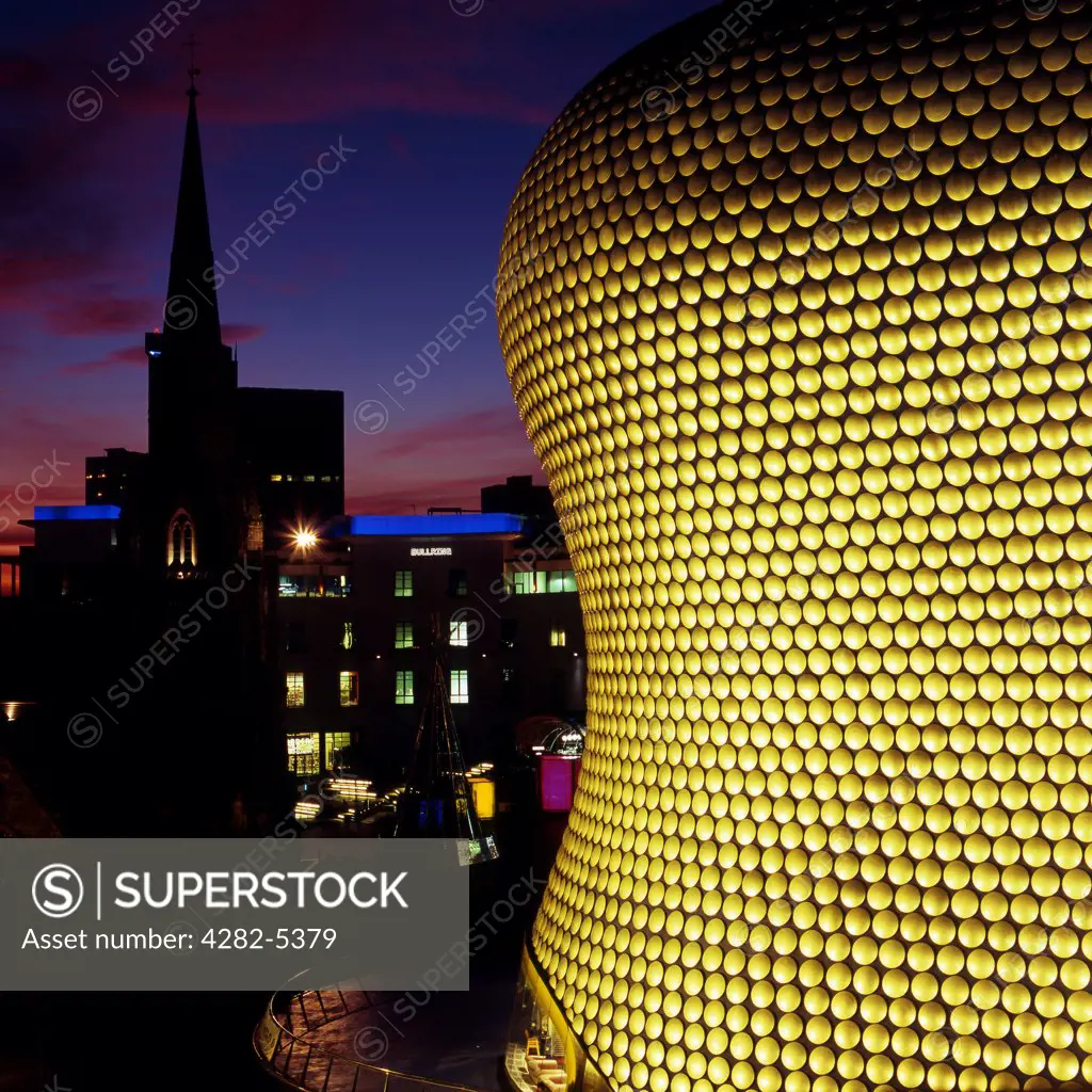 England, West Midlands, Birmingham. Exterior of Selfridges at night. Completed in 2003 it constitutes part of the Bullring shopping centre situated in Birmingham city centre.