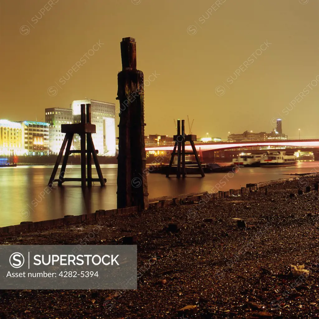 England, London, London Bridge. A view toward London Bridge from the banks of the River Thames. There is a difference of 7 meters between low tide and high tide at London Bridge.