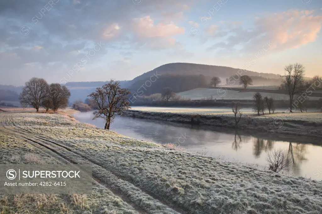 Wales, Monmouthshire, Bigswier. The river Wye at Bigswier on the Gloucestershire, Monmouthshire border.