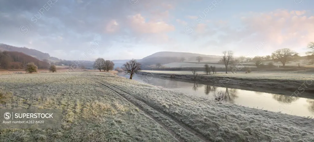 Wales, Monmouthshire, Bigswier. The river Wye at Bigswier on the Gloucestershire, Monmouthshire border.
